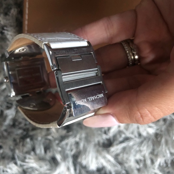 ‼️Price ⬇️ ‼️ MK leather cuff/bracelet watch - Picture 4 of 6